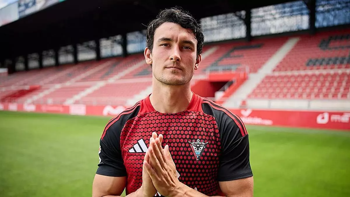 El Córdoba CF firma al central cántabro Juan Gutiérrez: así juega una de las piezas más cotizadas de Segunda