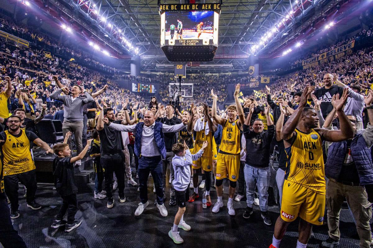 La plantilla del AEK celebra su victoria frente al Joventut, que le dio el pase a la Final Four de la BCL.