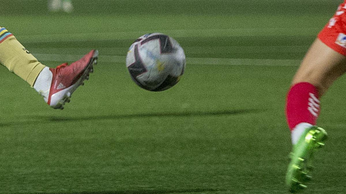 Detalle del balón en una jugada de la liga femenina de fútbol.