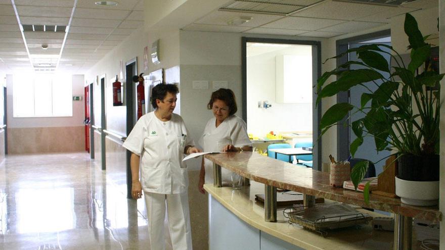 Dos trabajadoras de un centro de salud.