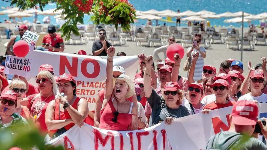 Manifestación en contra de la ampliación del puerto de Los Cristianos, en el sur de Tenerife
