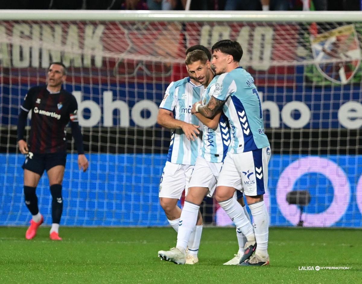 Los jugadores del Málaga celebran la victoria