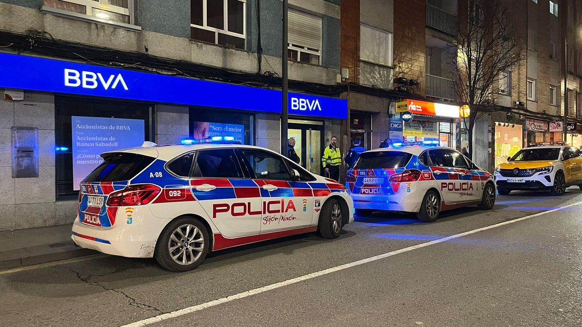Varias patrullas en la sucursal bancaria.