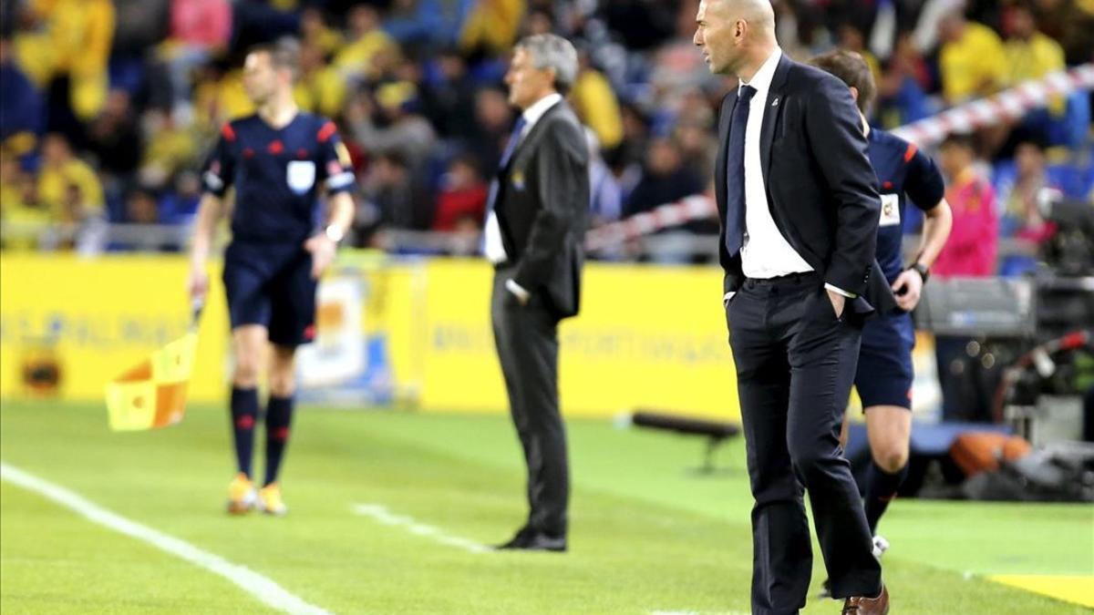Zinedine Zidane, con Quique Setién al fondo, durante el partido Las Palmas-Real Madrid