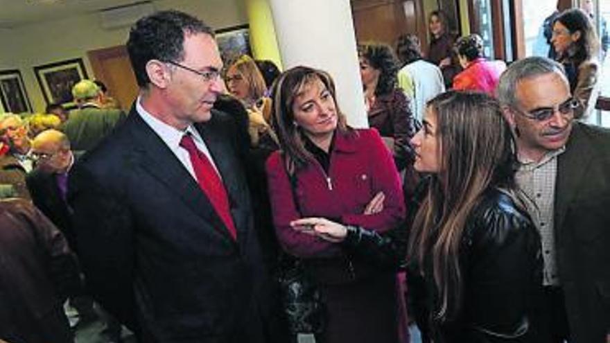 José Ramón Quirós y Esther Díaz, dialogando con Mónica Oviedo, ayer en Lena.