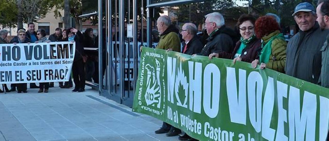 Integrantes de la plataforma del Sénia, el lunes en las puertas de los juzgados de Vinaròs.