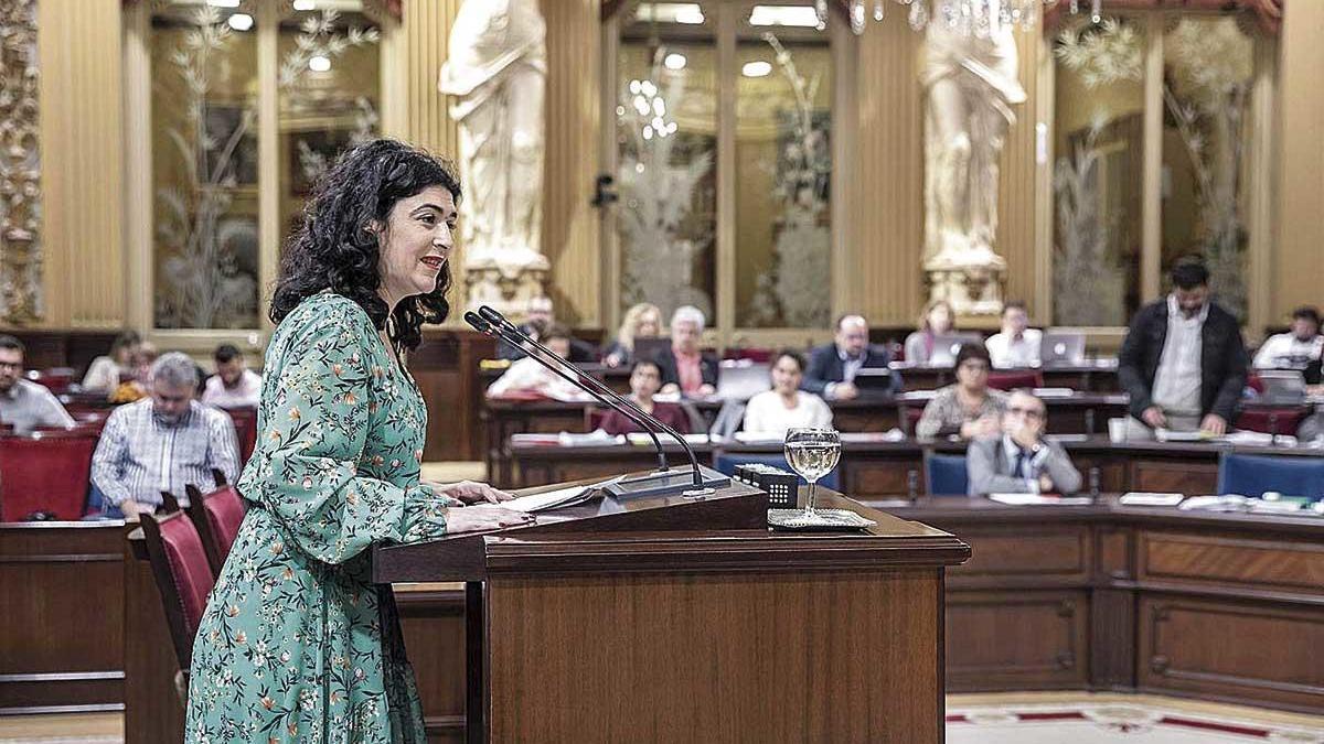 Isabel Castro, consellera de Administraciones Públicas, en un pleno del Parlament.