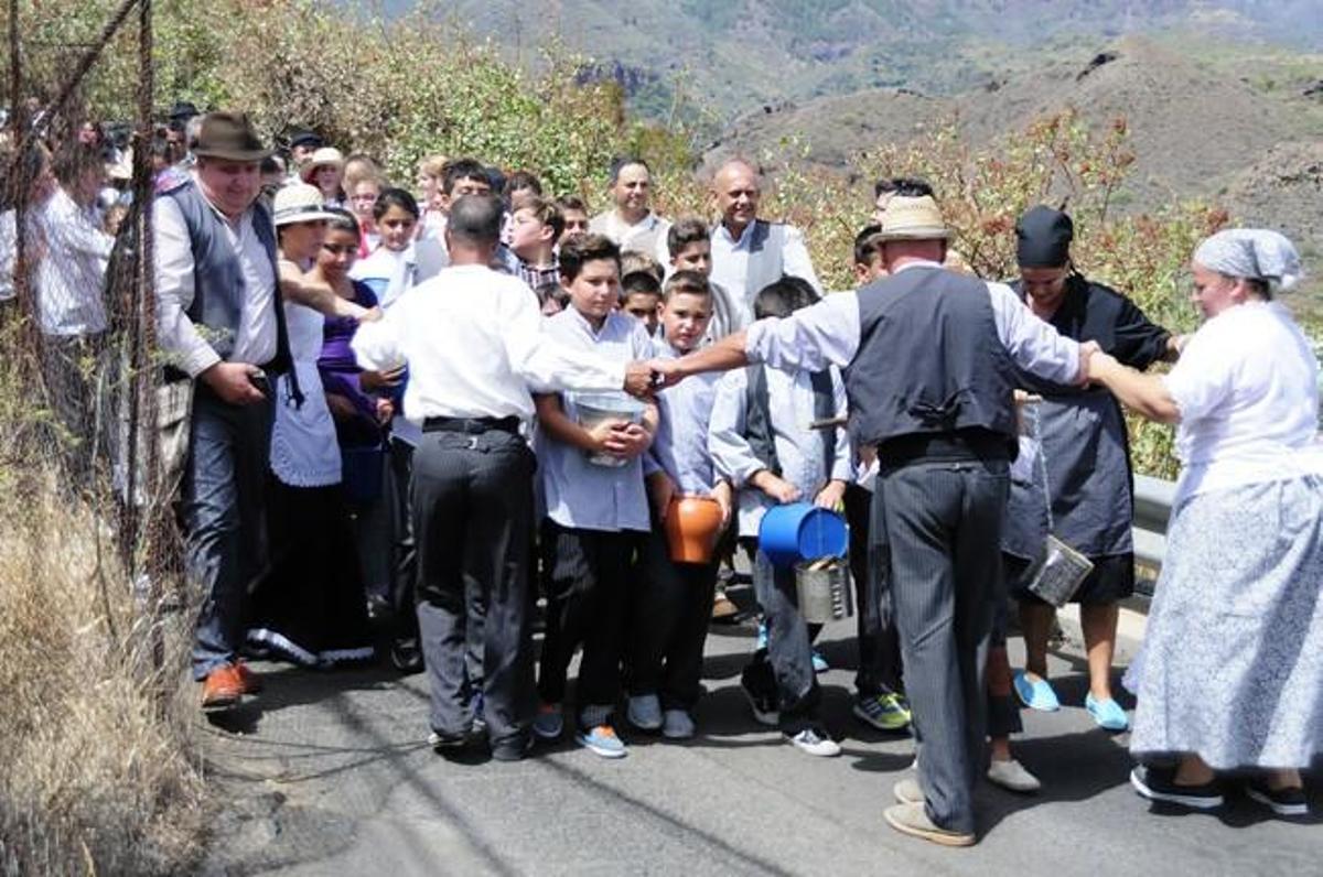 Traida Infantil del Agua de Lomo Magullo 2016 Traida Infantil del Agua de Lomo Magullo 2016