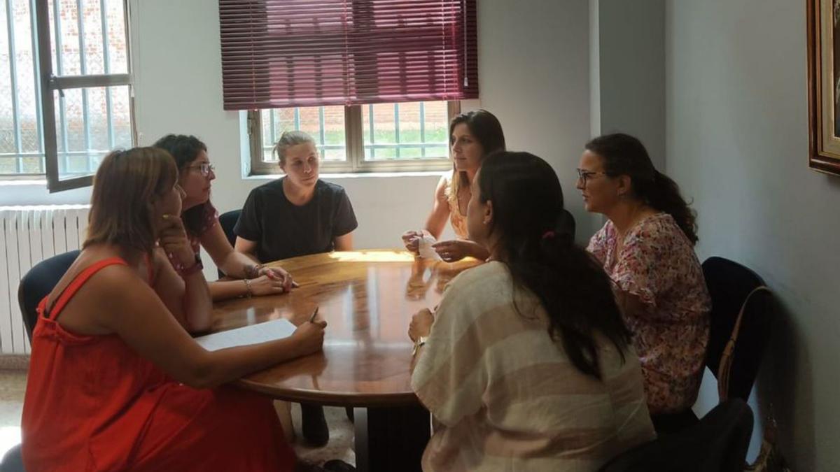 Reunión de las familias con representantes municipales.