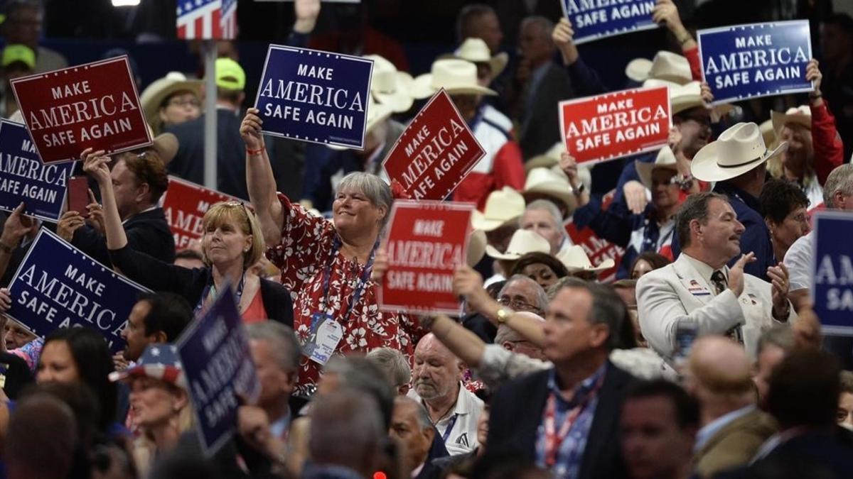 Delegados republicanos agitan carteles en el primer día de la convención, el 18 de julio, en el Quicken Loans Arena de Cleveland.