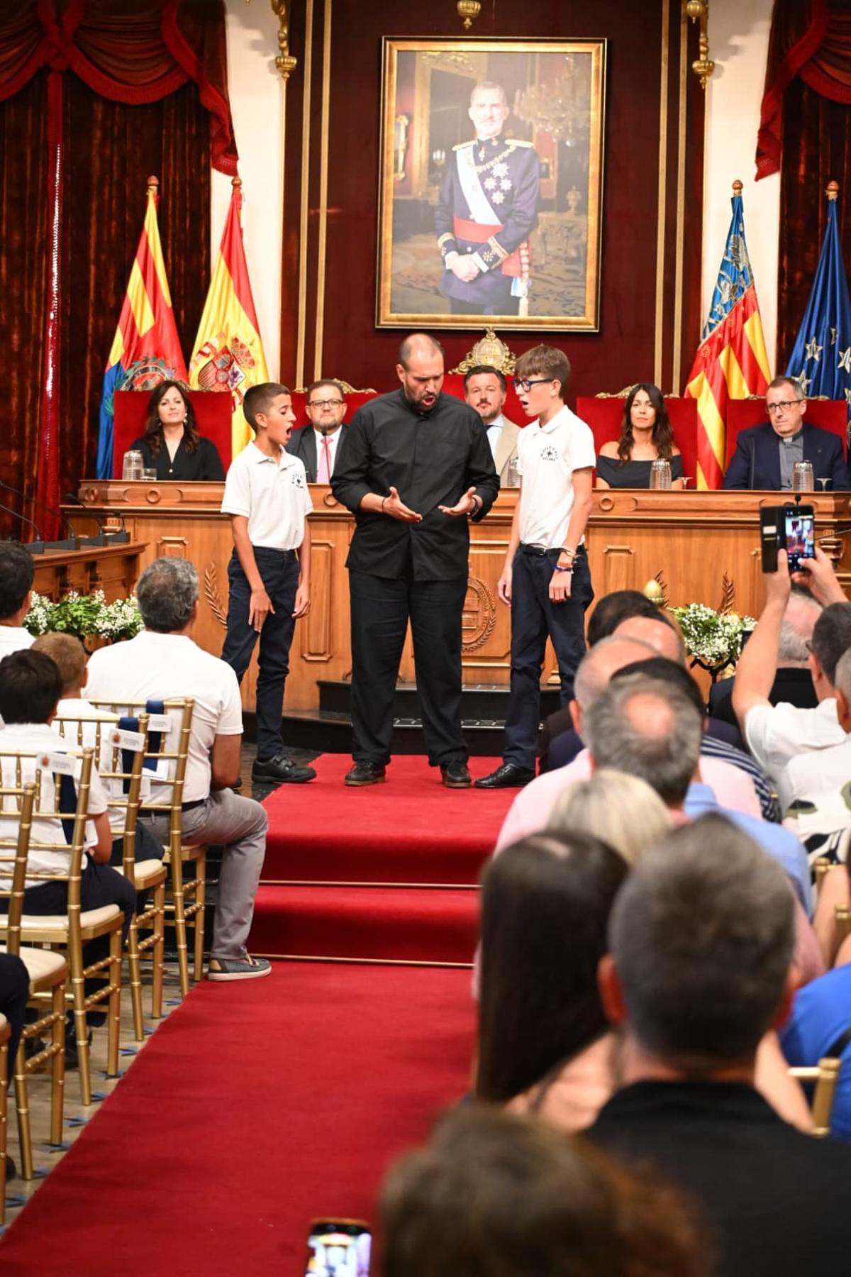 Un momento del cántico de la Coronación de la Virgen en el Ayuntamiento de Elche