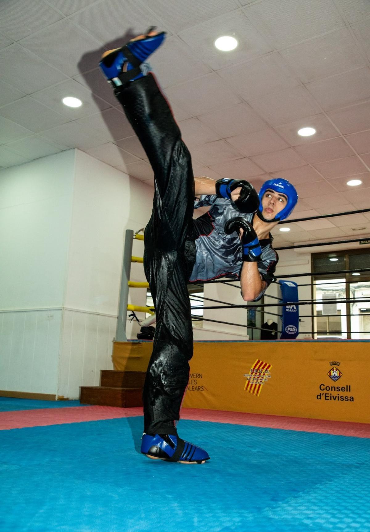 Jordi Marí entrenant en el centre Budoka, a Vila.