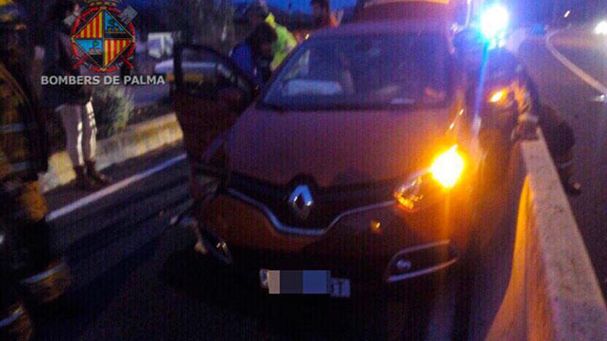 Los bomberos rescatan a una mujer atrapada en su coche en Palma