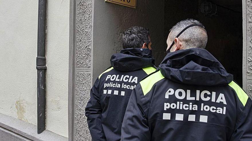 Agents de la Policia de Santa Coloma ahir al passatge Joan Miró, on s&#039;han produït alguns fets.