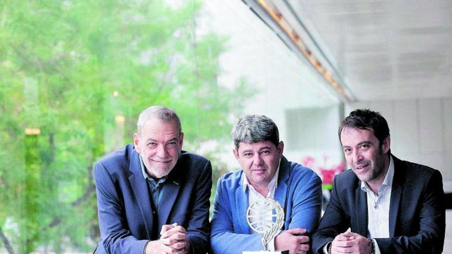 Jorge Díaz, Antonio Mercero y Agustín Martínez, con el premio | .