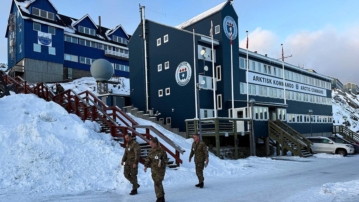 Soldados frente al Centro de Comando Ártico en Nuuk, Groenlandia.