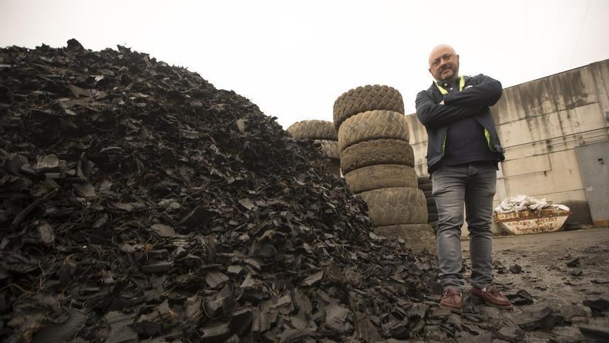 Así es la empresa donde se reciclan todos los neumáticos usados de Asturias