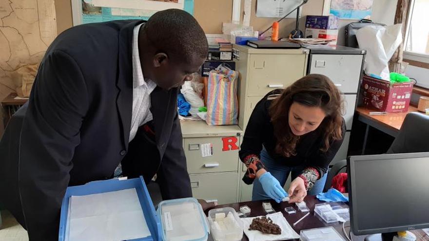 María Martinón, trabajando con Emmanuel Ndiema, de los museos nacionales kenianos. A la izquierda, portada de ‘Nature’ con la investigación del CENIEH.