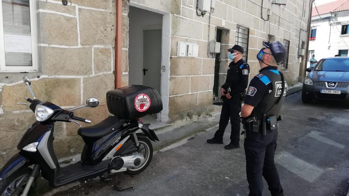 Dos agentes de la Policía Local, en Lérez