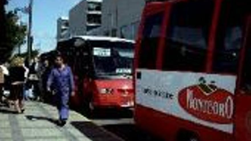 Dos microbuses unirán gratis la miniestación con el mercado