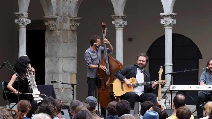 Roger Mas actua al claustre del monestir de Sant Esteve en la jornada de dissabte a Banyoles.