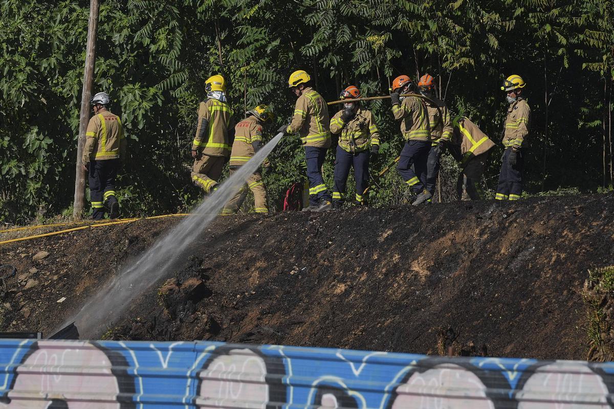 Les imatges del cotxe incendiat en una gasolinera de Girona