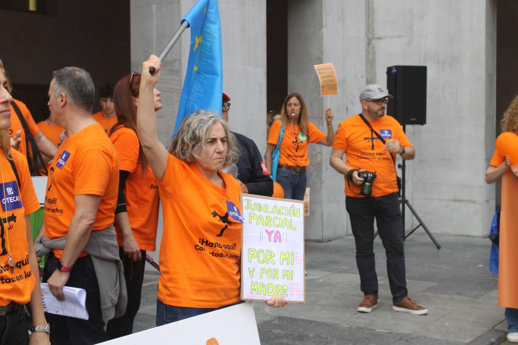 Así fue la multitudinaria marcha naranja de la concertada en Asturias