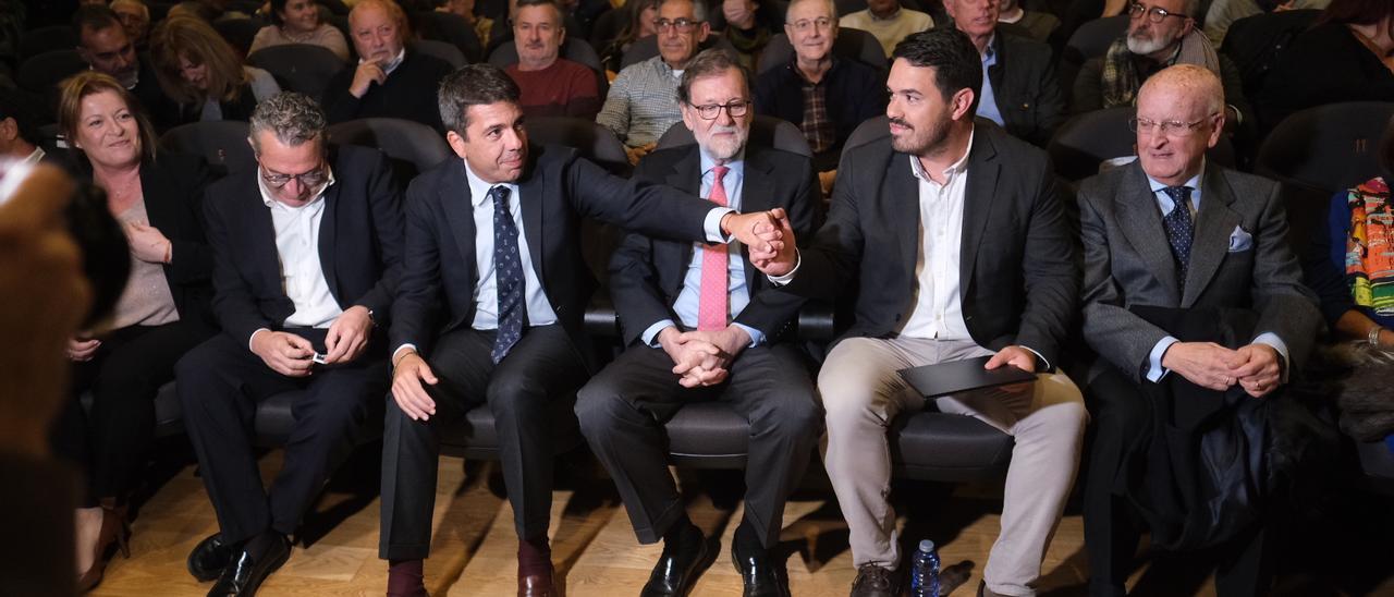 Carlos Mazón da la mano a Miguel Ángel Salguero en presencia de Rajoy, Ana Serna, Toni Pérez y el exalcalde Vicente Rodes.