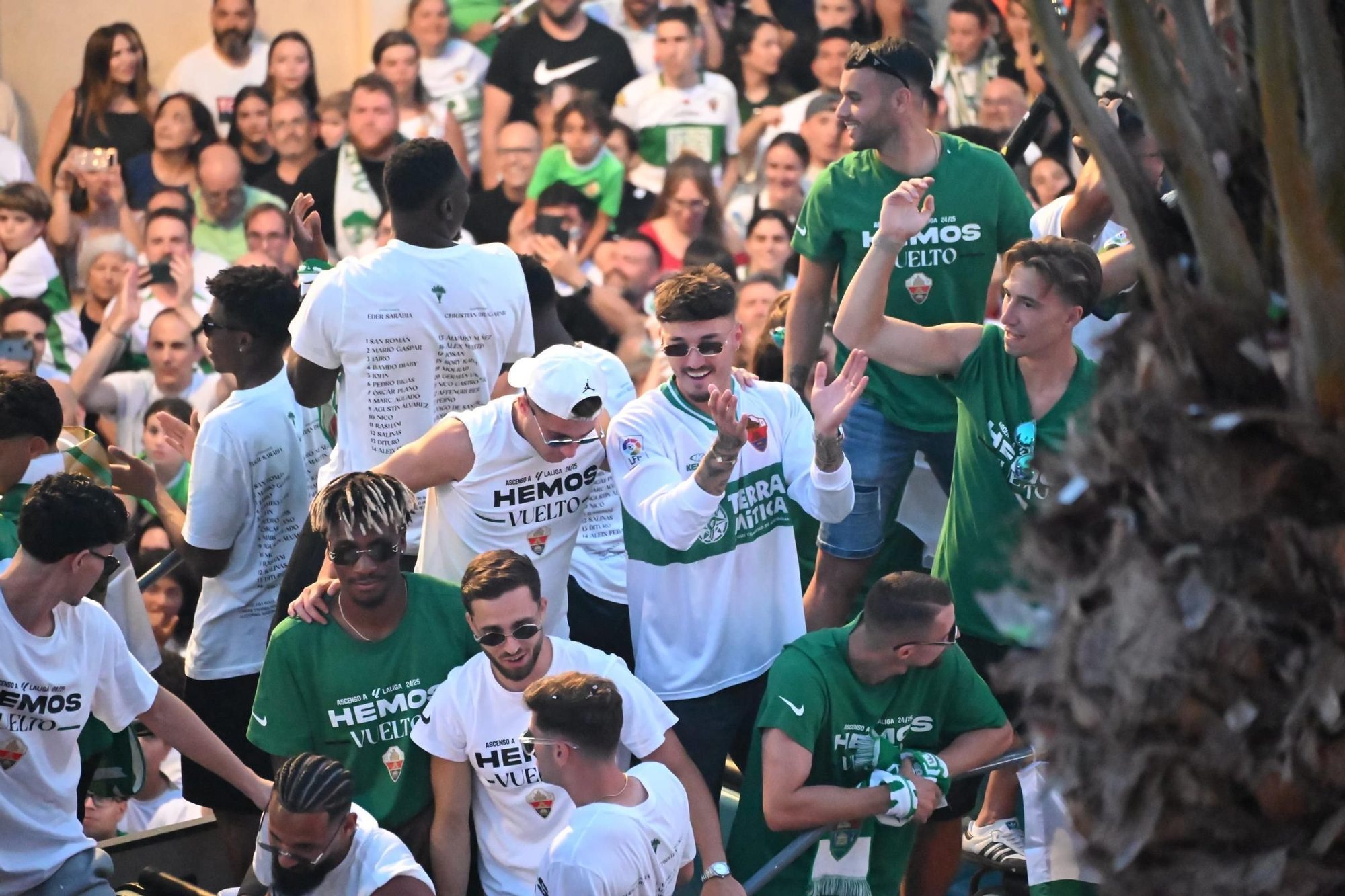 El Elche CF celebra el ascenso a Primera con una rúa en autobús hasta la Plaça de Baix
