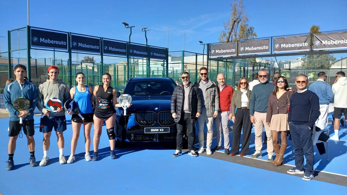 Jugadores del Open de Pádel, junto a representantes de Maberauto, empresa que da nombre al torneo.