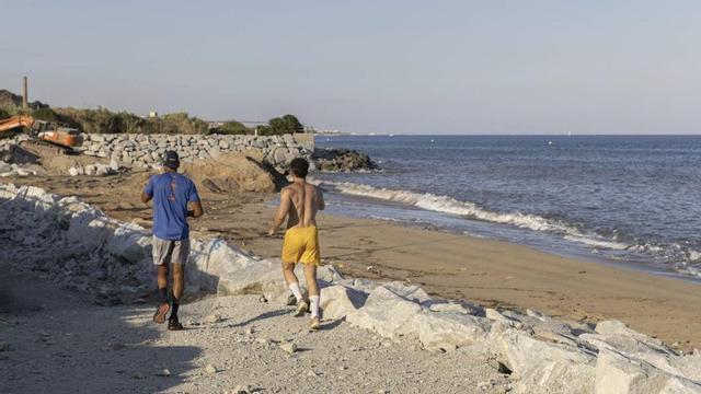 Platja de la Barca Maria, a Badalona, destrossada pel temporal del gener passat.  | VICTÒRIA ROVIRA