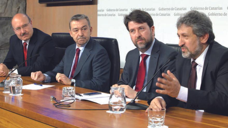 Rafael Rebolo, director del IAC; Rivero; Carlos Alonso, presidente del Cabildo de Tenerife, y Garik Israelian. | lp / dlp
