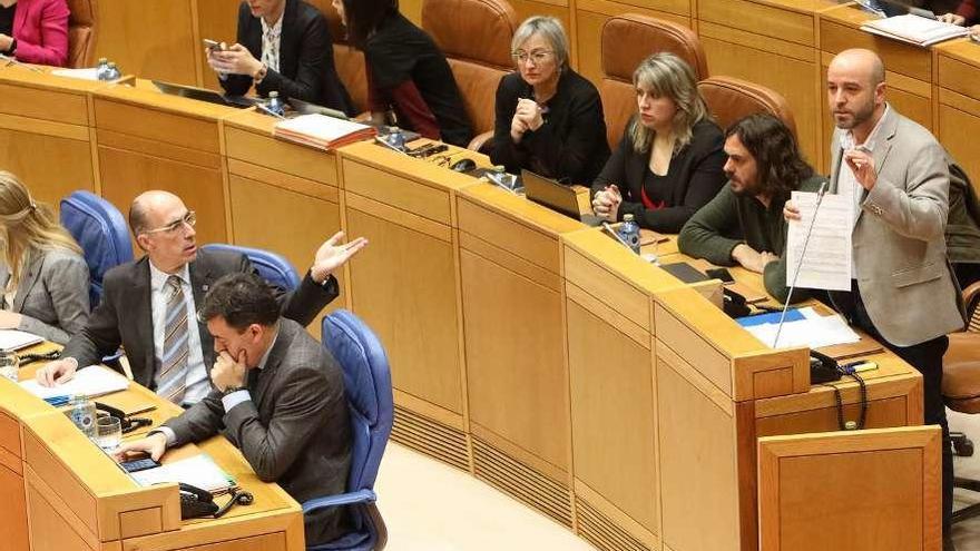 El conselleiro de Sanidade se encara a Luis Villares, ayer, en el Parlamento de Galicia. // Xoán Álvarez
