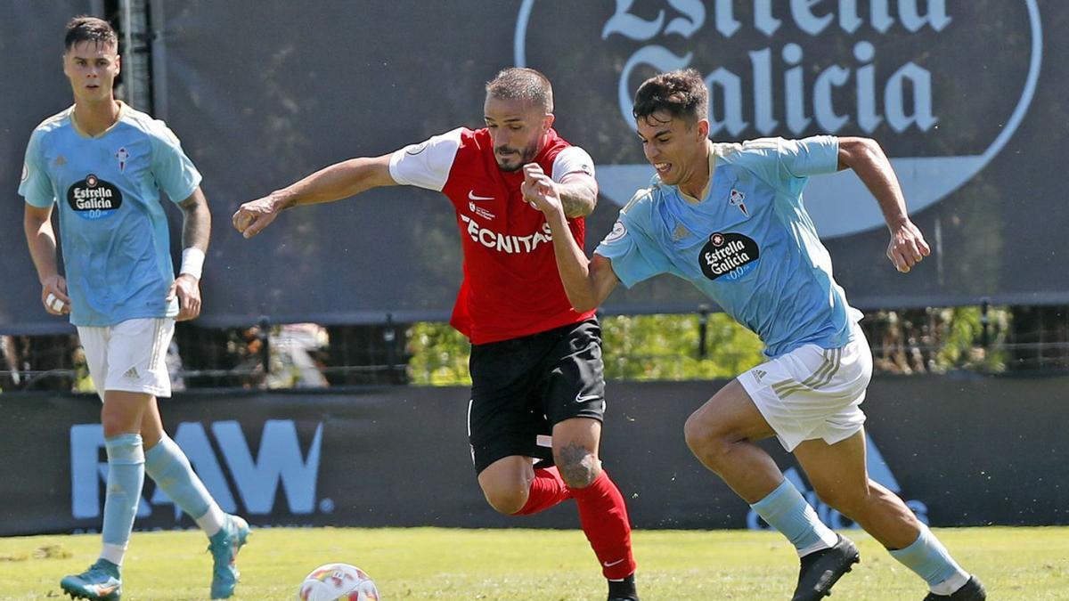 Partido entre el Sanse y el Celta B disputado ayer en Barreiro. |  // MARTA G. BREA