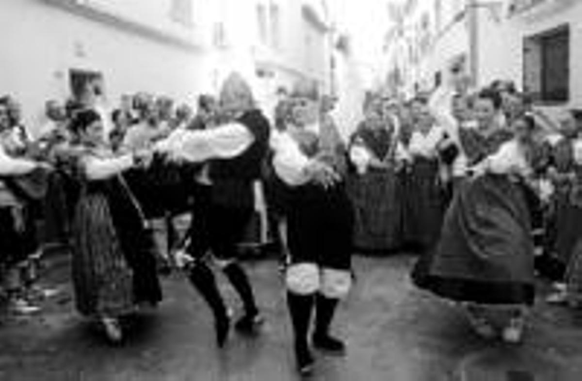 La ronda jotera recupera todo su esplendor en plenas fiestas