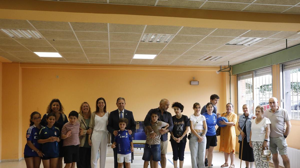 El Alcalde, la concejala y las familias durante la visita al colegio Veneranda Manzano.