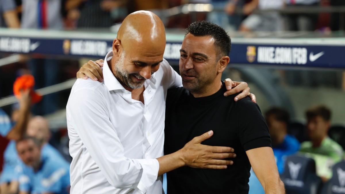Abrazo entre Xavi y Guardiola