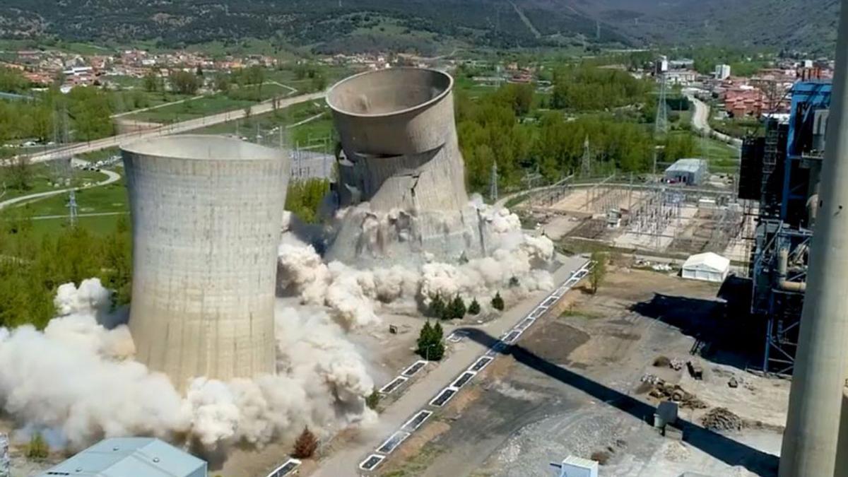 Las torres de refrigeración de La Robla, demolidas en mayo. | Naturgy