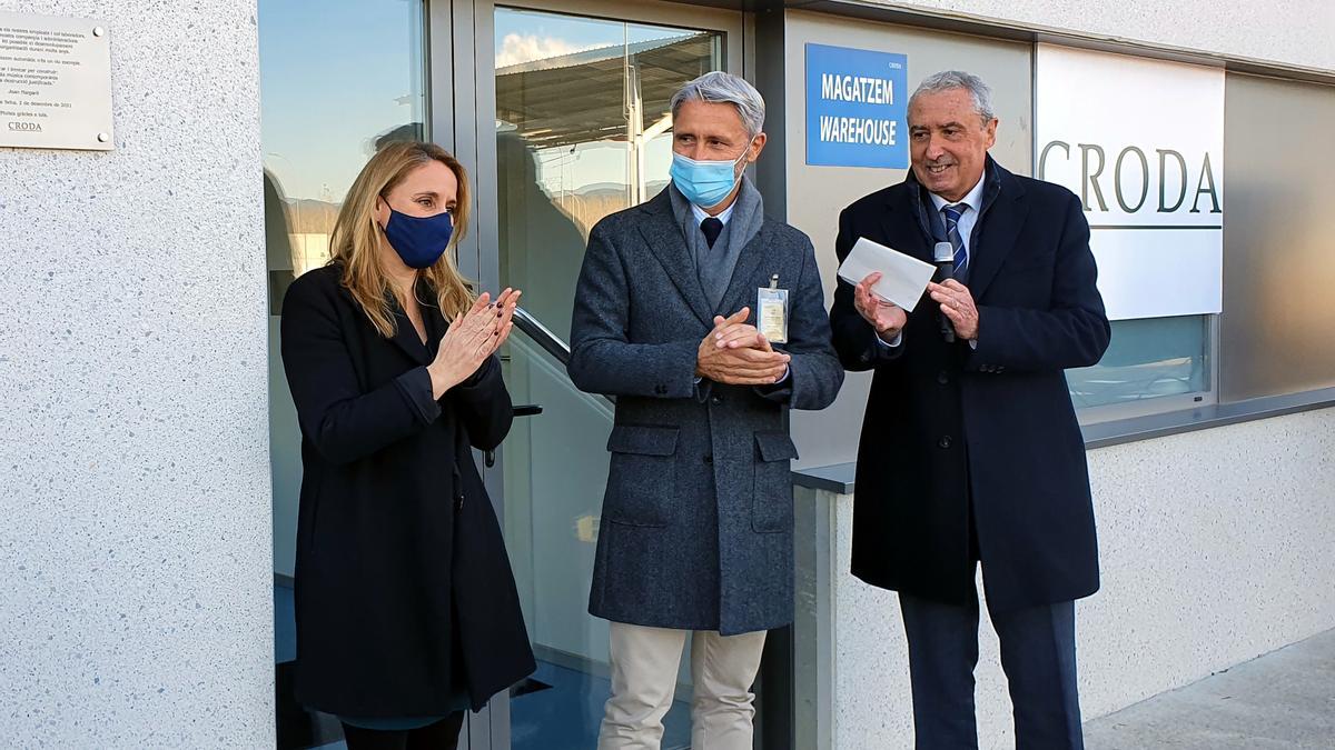 La directora general d&#039;Indústria, Natàlia Mas, i el director general de Croda a l&#039;estat espanyol, Sergi Ruscalleda, durant la inauguració del nou magatzem robotitzat aquest 2 de desembre del 2021 (Horitzontal)