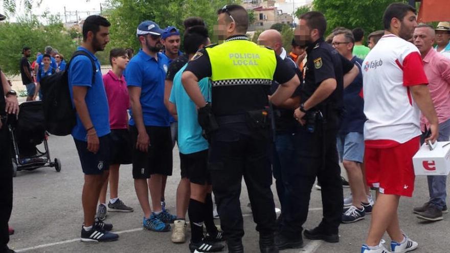 Agentes de la Policía Local y Nacional el día que intervinieron en la pelea en Elda.