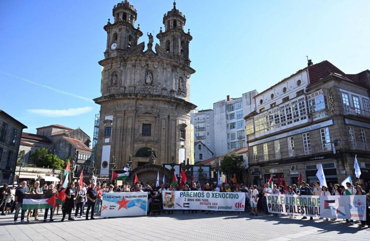 Varios manifestantes en la plaza de la Peregrina. | Rafa Vázquez
