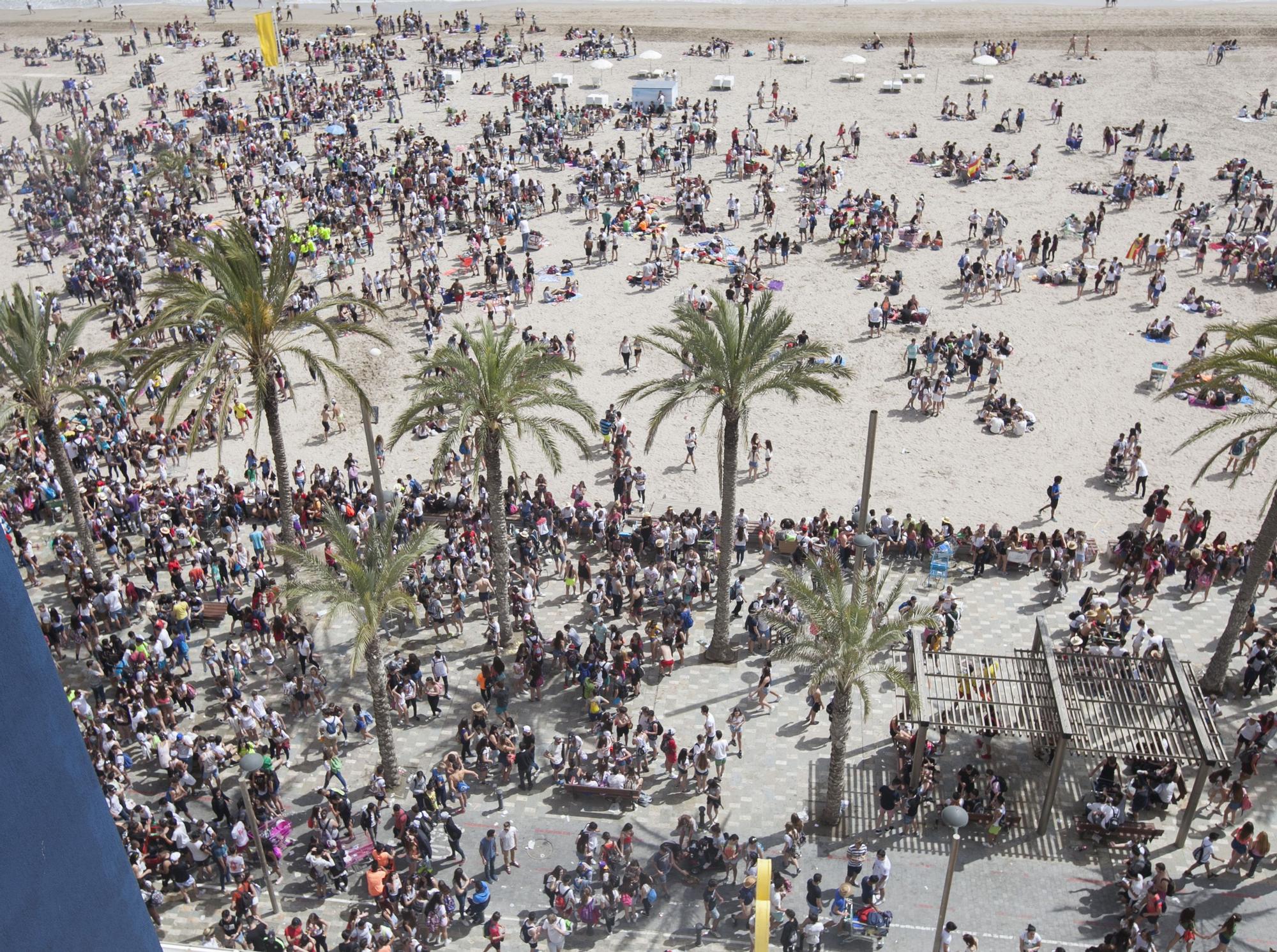 Así eran los Botellones el día de Santa Faz en la Playa de San Juan antes de las restricciones de seguridad