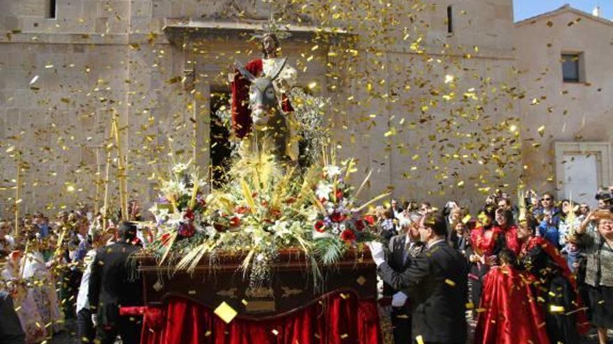 Sant Joan. La «Burreta» llega entre una lluvia de aleluyas y confetis