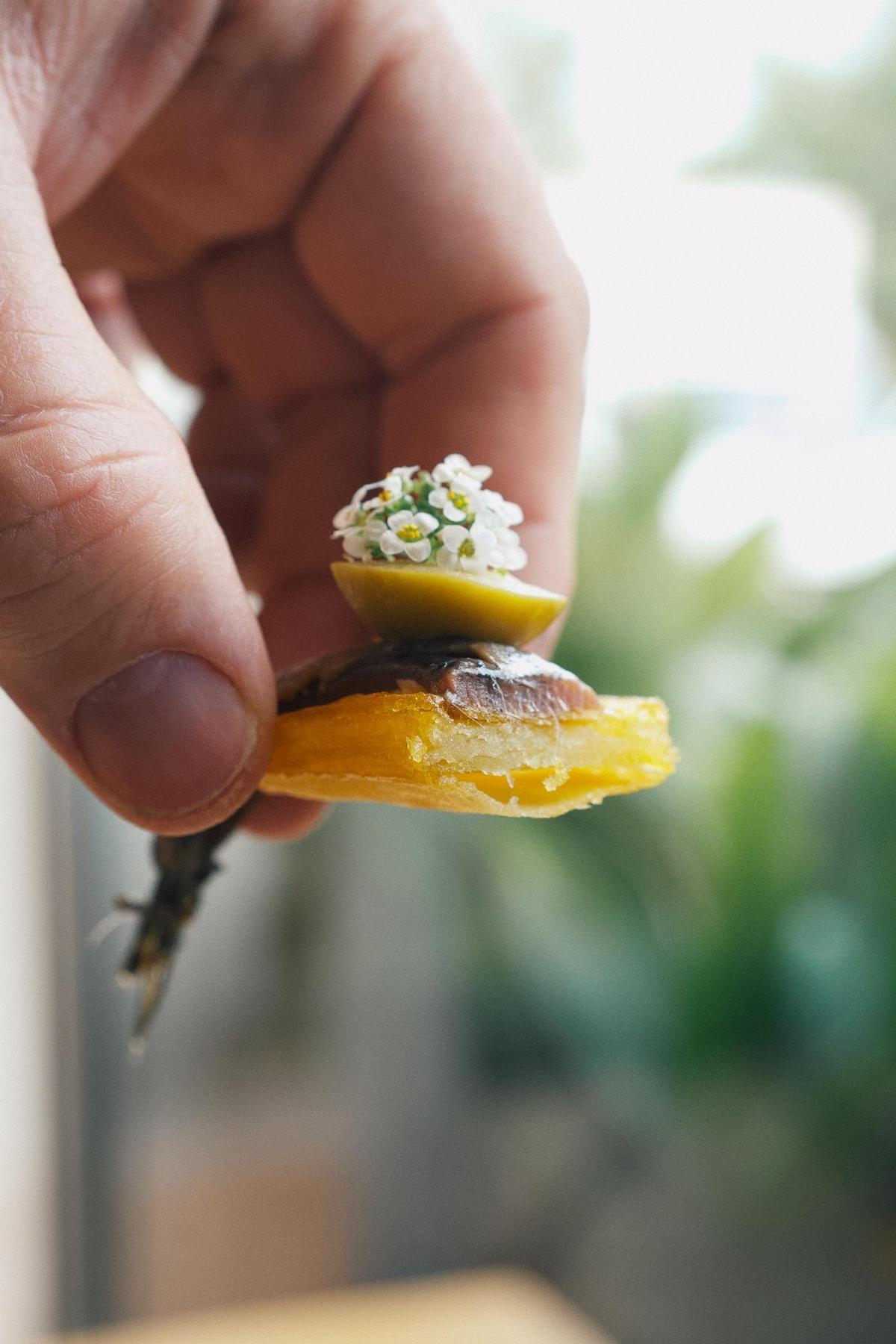 La interpretación de la tapa de anchoa, patata y oliva que cocinaba su madre