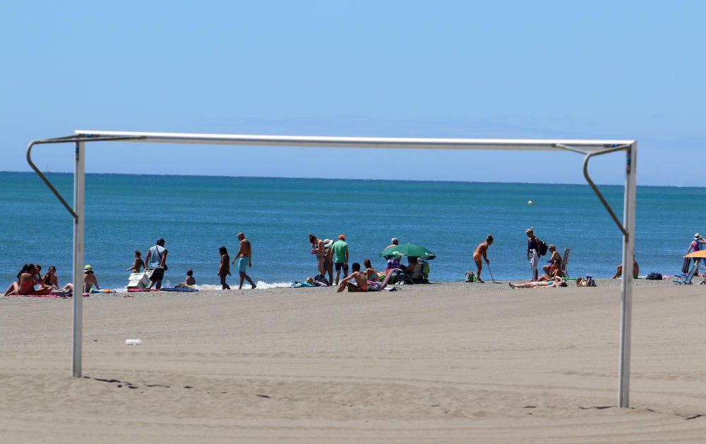 Comienzan las labores de limpieza de las playas de Málaga capital antes del inicio de la temporada de verano