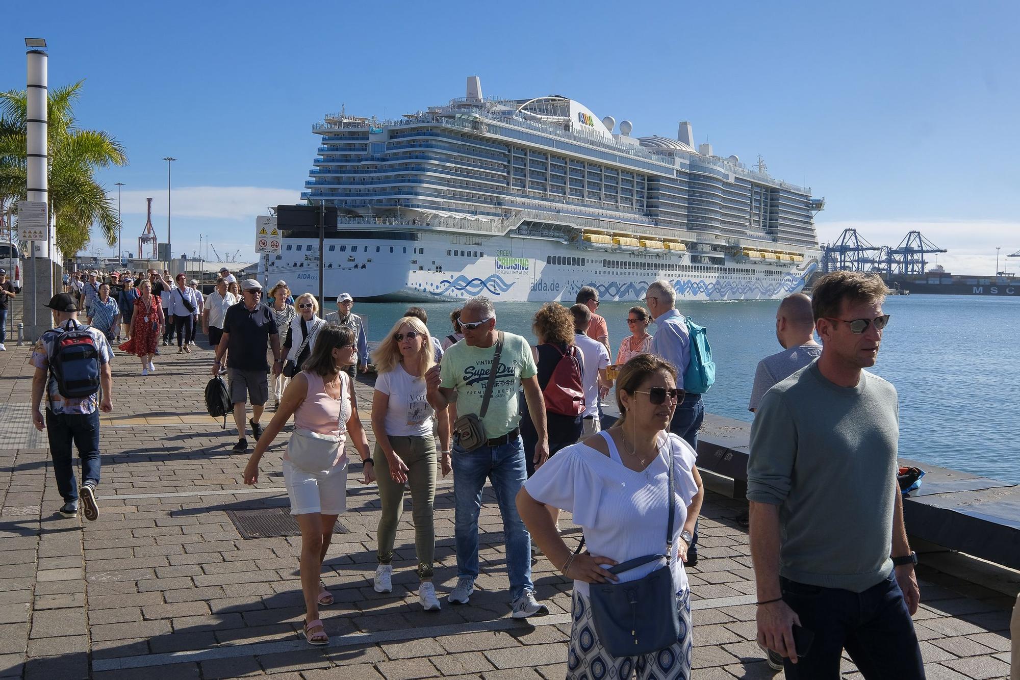 Primera escala en Canarias del 'Aida Cosma'