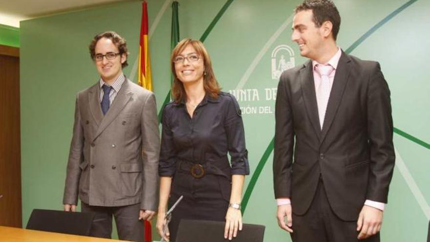 María Gámez, rodeada de Rubén Lirio y José Luis de la Rosa.