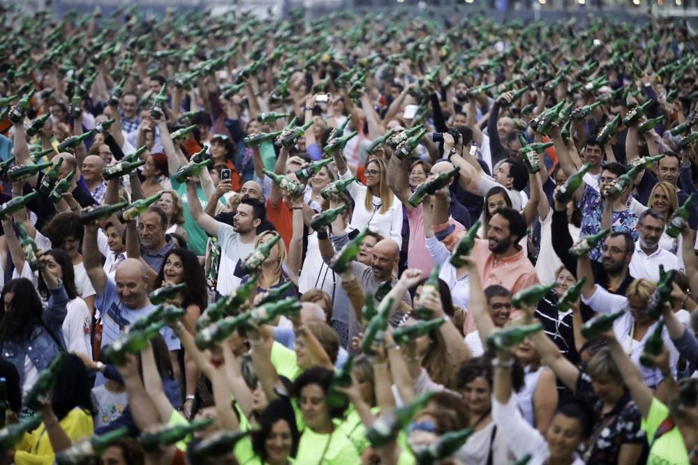 Gijón bate el récord de escanciado simultáneo de sidra