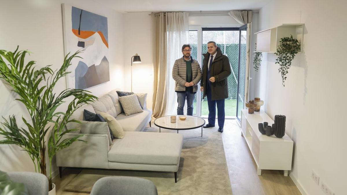 El consejero de Vivienda, Transportes e Infraestructuras, Jorge Rodrigo visita el piso piloto junto al alcalde de Pinto Salomón Aguado