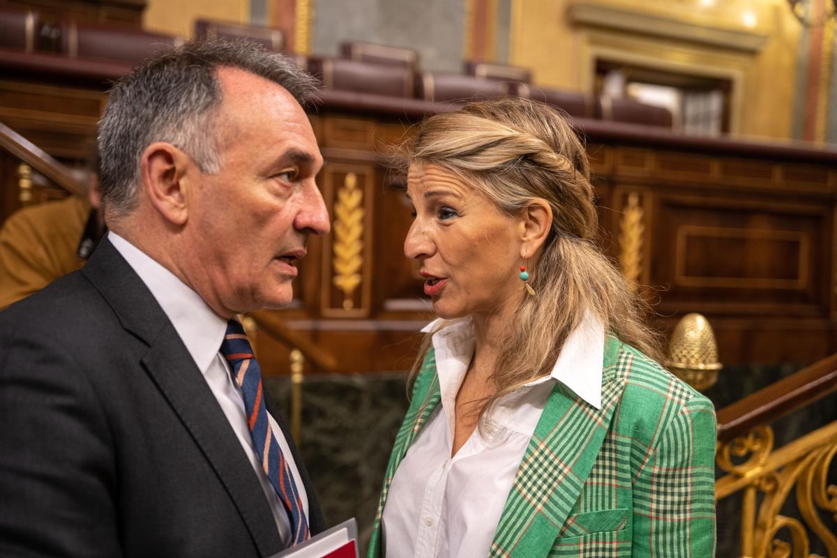 La vicepresidenta segunda, Yolanda Díaz, con Enrique Santiago esta semana en el Congreso.